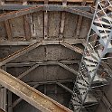Puits pour microtunnel pour faire passer diverses conduites et un ruisseau sous le faisceau de voies.