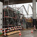 Travaux de construction du mur et de bétonnage de la dalle, sous le viaduc de l'autoroute