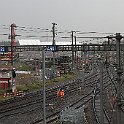 Le responsable de la sécurité et en arrière-plan la halle de montage de la passerelle