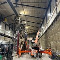 Juste à droite du chantier se trouve la voie 2 où les trains circulent encore et à gauche la voie 5, également en service.