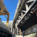 On voit bien les conditions étroites du chantier