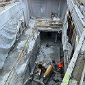 Chantier en ilôt: de part et d'autre du chantier en cours, il y a le cheminement entre la halle et le passage inférieur existant.