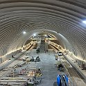 La caverne nord avec les deux voies et le quai central (12m50 de largeur) et un accès vers le niveau intermédiaire.