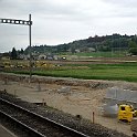 DSC11902  A côté de la gare actuelle on voit une bordure de quai en construction. Le pylône de la ligne de contact a déjà été déplacé et le portique élargi.