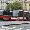 DSC20483  Arrêt Malostranské náměstí avec deux générations de tram sur la ligne 20: un ČKD type T6A5 et un Skoda 15T, dernière génération de trams